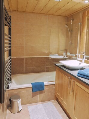 Bathtub, hair dryer, towels - New apartment on the slopes, 2 bedrooms, sleeps 6 - 4* (Les Avanchers-Valmorel)