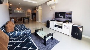 A modern living room with a sofa, a glass coffee table, a TV, and a sound system. - Baan Bua Sawhan Pool Villa Hua Hin (Hua Hin)