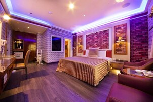 舒適雙人房 | 書桌、免費 Wi-Fi、床單