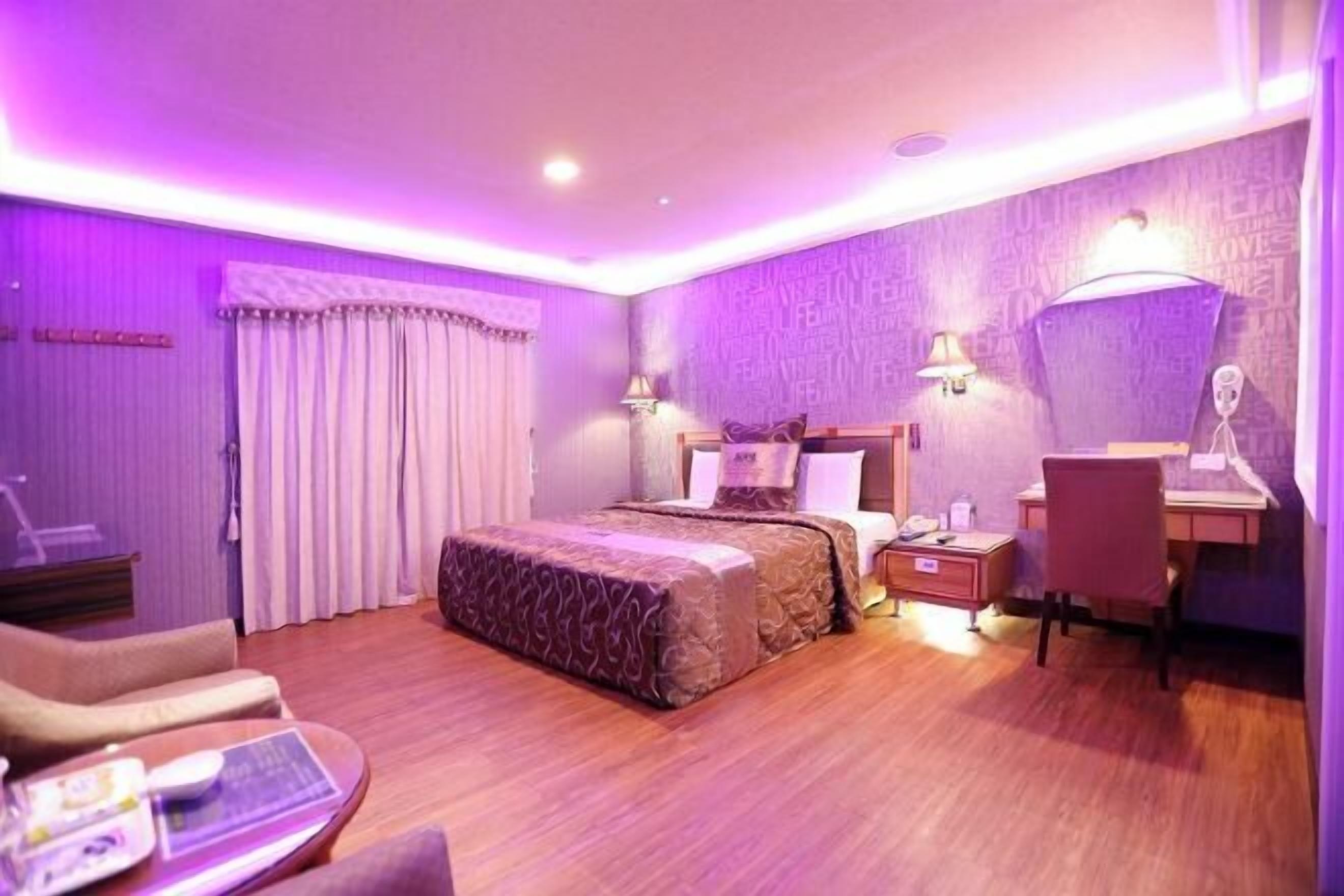 デスク、WiFi (無料)、ベッドシーツ