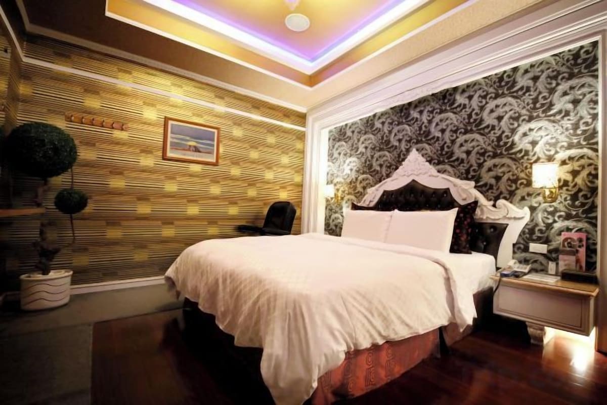 Escritorio, wifi gratis, ropa de cama