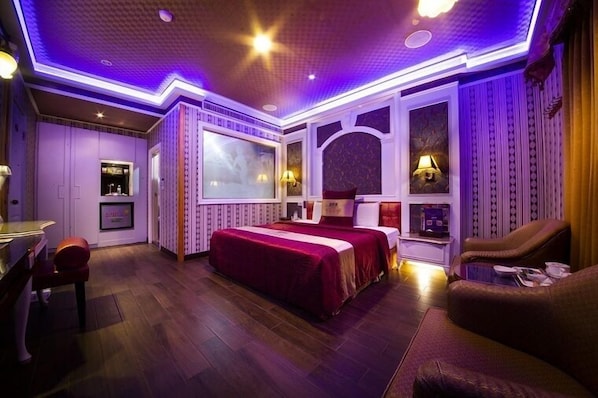 Escritorio, wifi gratis y ropa de cama