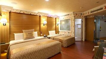 Habitación de hotel con dos camas, cabeceros de madera, lámparas de pared y un espejo grande.