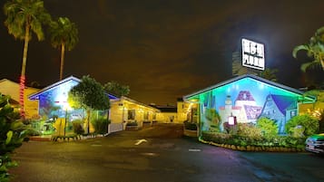 Fachada da propriedade à noite