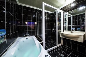 Family Quadruple Room | Bathroom | Separate tub and shower, jetted tub, free toiletries, hair dryer - Wen Sha Bao (Tainan)