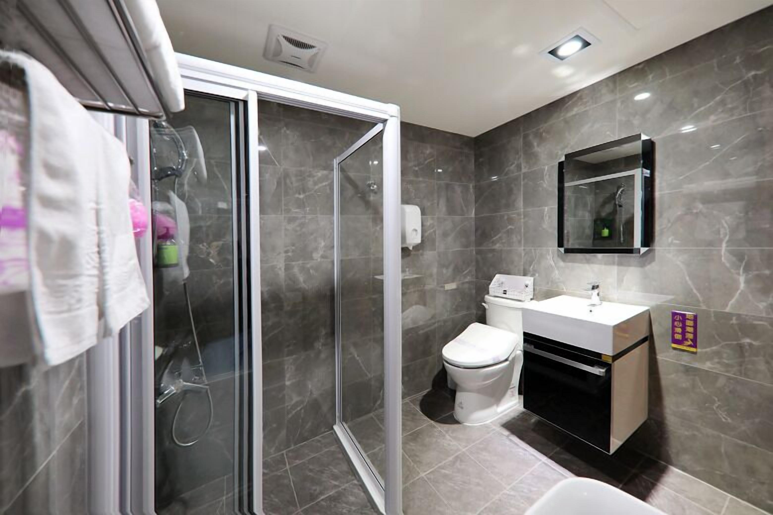 Habitación cuádruple familiar | Baño | Tina y regadera independientes y tina de hidromasaje 