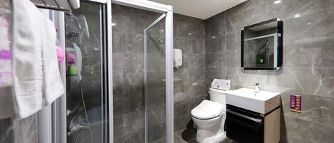 Family Quadruple Room | Bathroom | Separate tub and shower, jetted tub, free toiletries, hair dryer