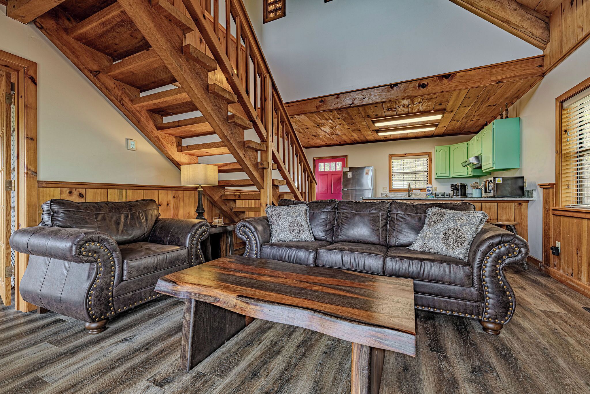 Televisión, chimenea, reproductor de DVD y videoteca 