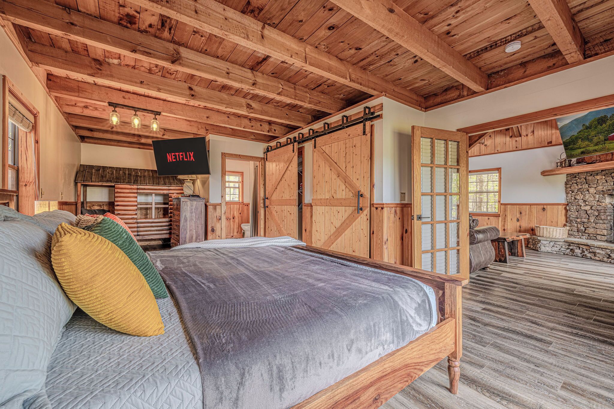 3 bedrooms, travel cot, WiFi, bed sheets