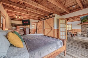 3 bedrooms, travel cot, WiFi, bed sheets - Hot tub. Mountain views. Pool Table & Arcade! (Sevierville)