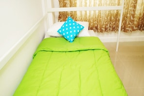A small bed with a green bedspread and a blue polka dot pillow. - Baan Khunnatham Pool Villa Hua Hin (Hua Hin)