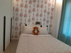 2 bedrooms, desk, blackout drapes, free WiFi