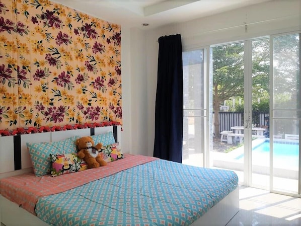 2 bedrooms, desk, blackout drapes, free WiFi