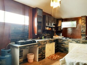Refrigerador con freezer, microondas, placa de cocina