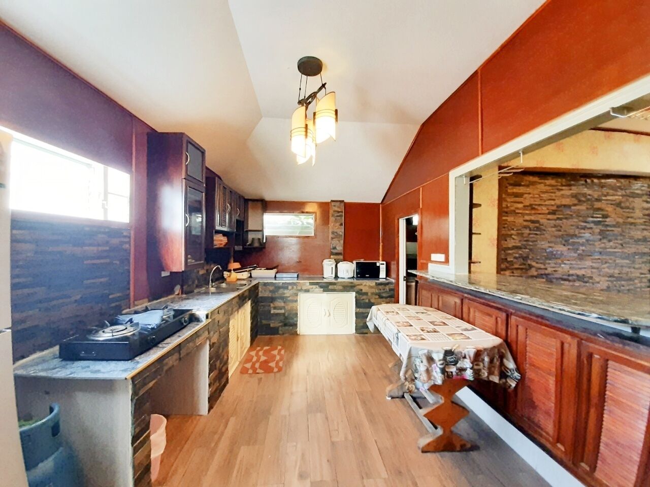Full-sized fridge, microwave, stovetop, electric kettle