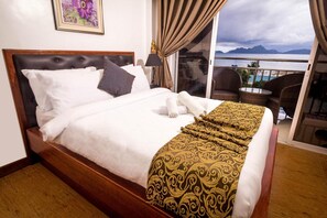 Desk, bed sheets - El Nido Royal Palm Inn (El Nido)