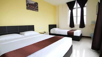 Family Room | Desk, iron/ironing board, free WiFi