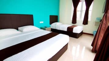 Family Room | Desk, iron/ironing board, free WiFi