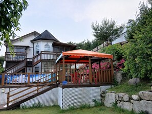 季节性开放的室外游泳池