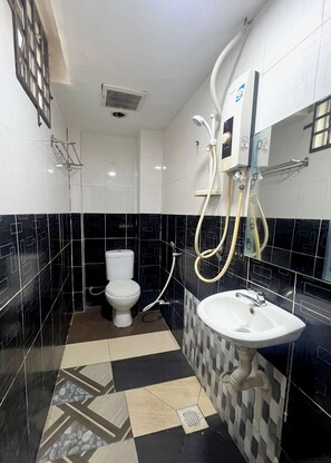 Chuveiro, produtos de toalete grátis