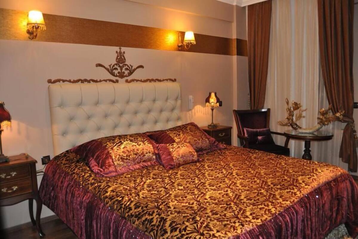 Minibar, in-room safe, desk, iron/ironing board