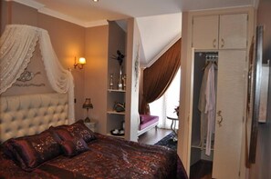 Suite | Minibar, in-room safe, desk, iron/ironing board