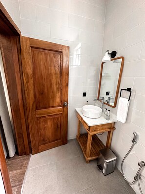 Jetted tub, free toiletries, hair dryer, towels