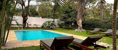 Piscine extérieure, chaises longues