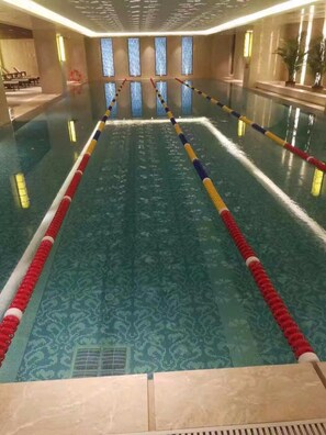 Une piscine dotée de séparateurs de couloirs et d’un carrelage décoratif.
