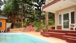 Outdoor pool - Bromelia Guesthouse (Kampala)