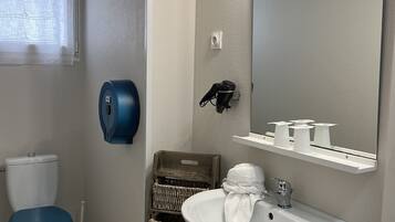 Un bany amb vàter, bidet, rentapel, mirall i assecagats.