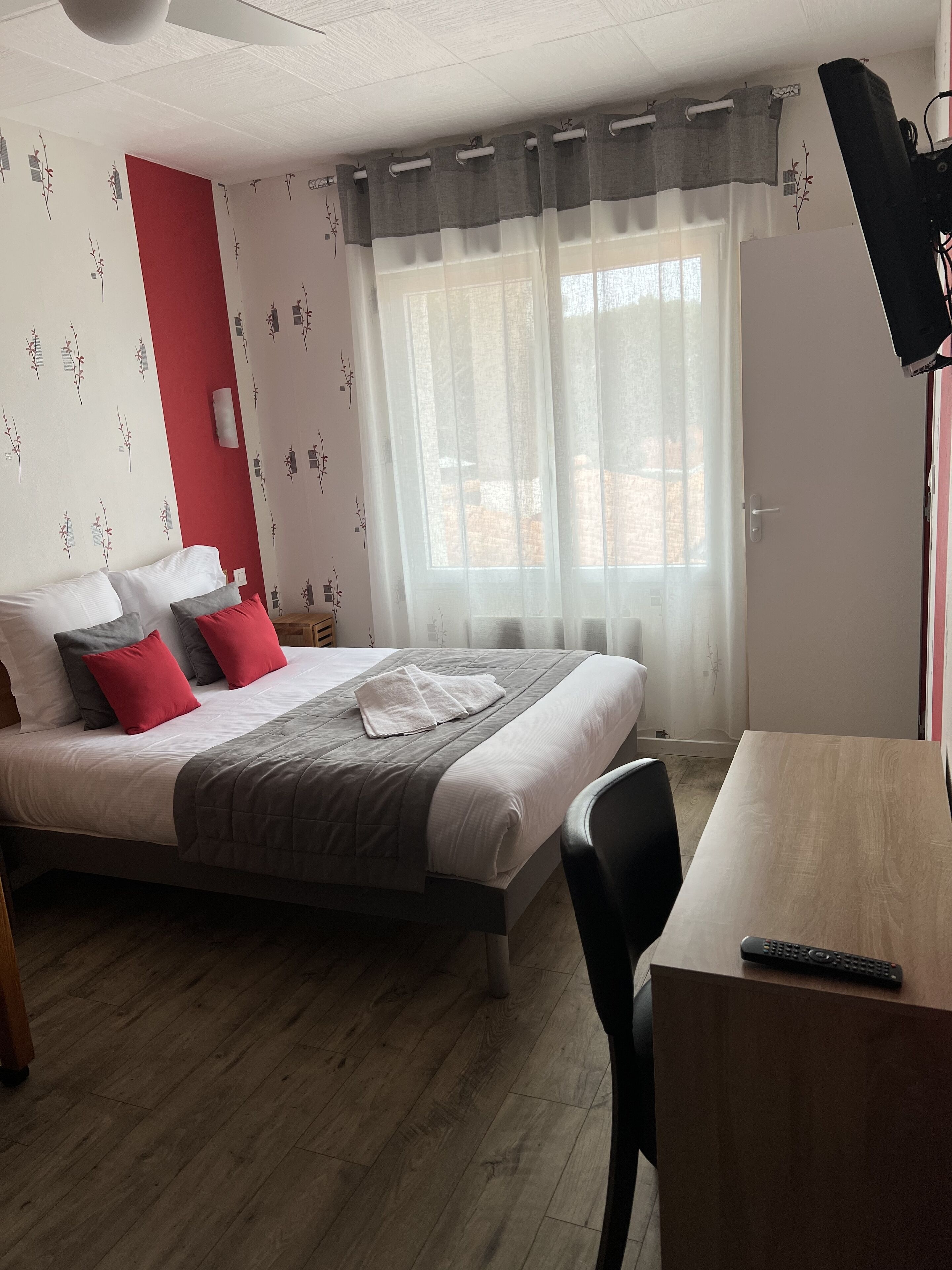 family room | in-room safe, desk, soundproofing, free wifi