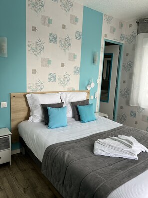 Classic Double Room | In-room safe, desk, soundproofing, free WiFi - Au Petit Bonheur (La Tranche-sur-Mer)