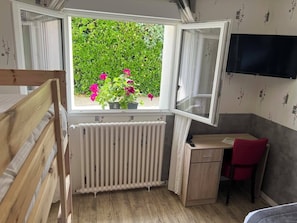 Klassieke Twin kamer | Een kluis op de kamer, een bureau, geluiddichte muren, gratis wifi