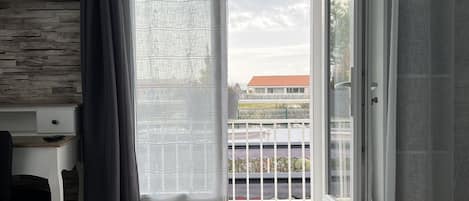 Classic dubbelrum | 1 sovrum, vÀrdeförvaringsskÄp pÄ rummet, skrivbord och ljudisolering