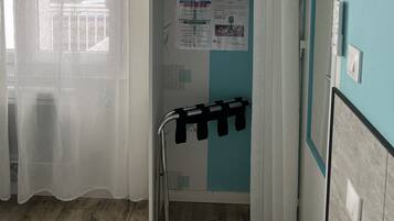 Klassieke Twin kamer | Een kluis op de kamer, een bureau, geluiddichte muren, gratis wifi