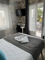 Caja de seguridad en la habitación y escritorio 