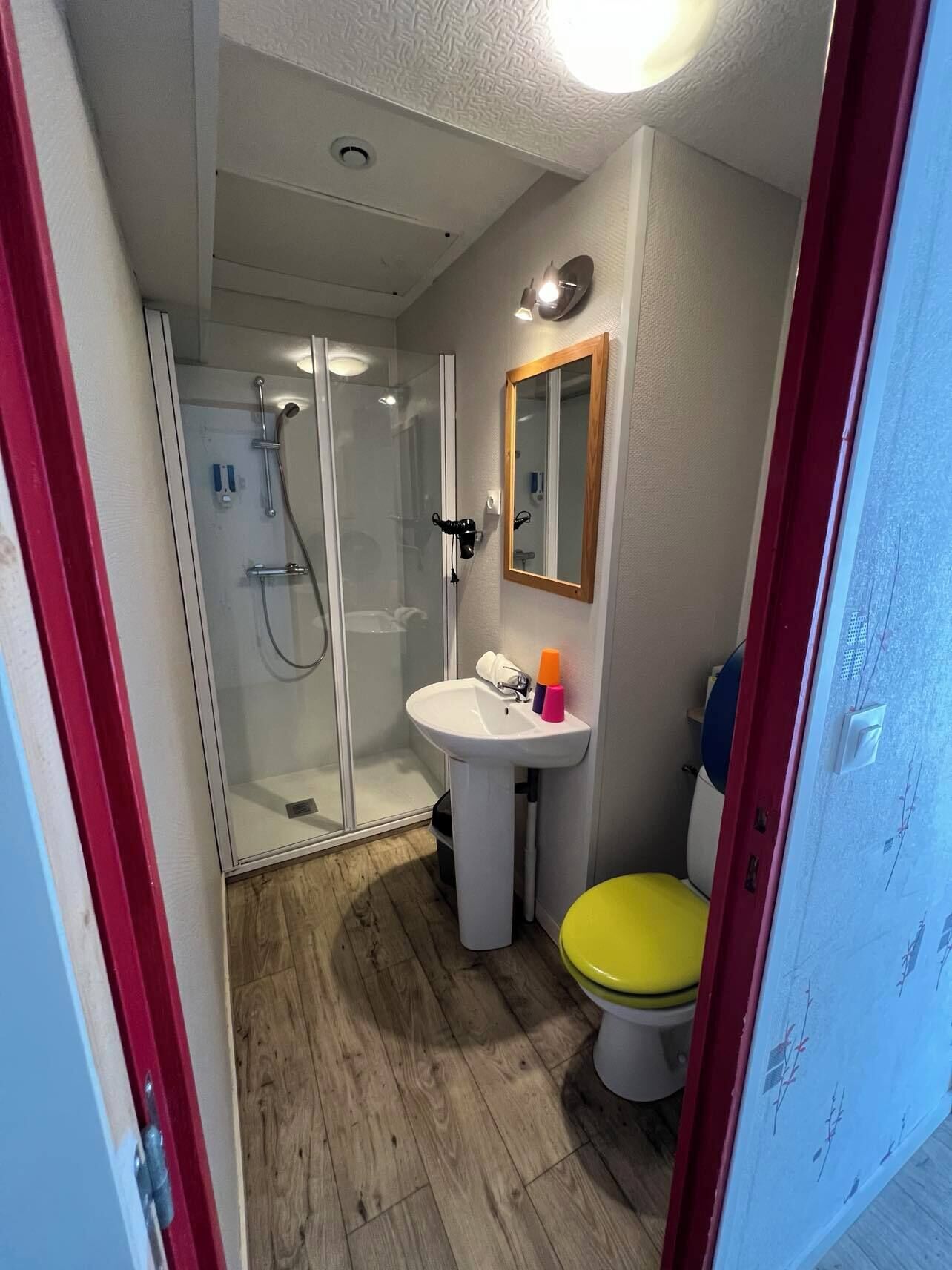 classic twin room | bathroom | shower, free toiletries, hair dryer, towels