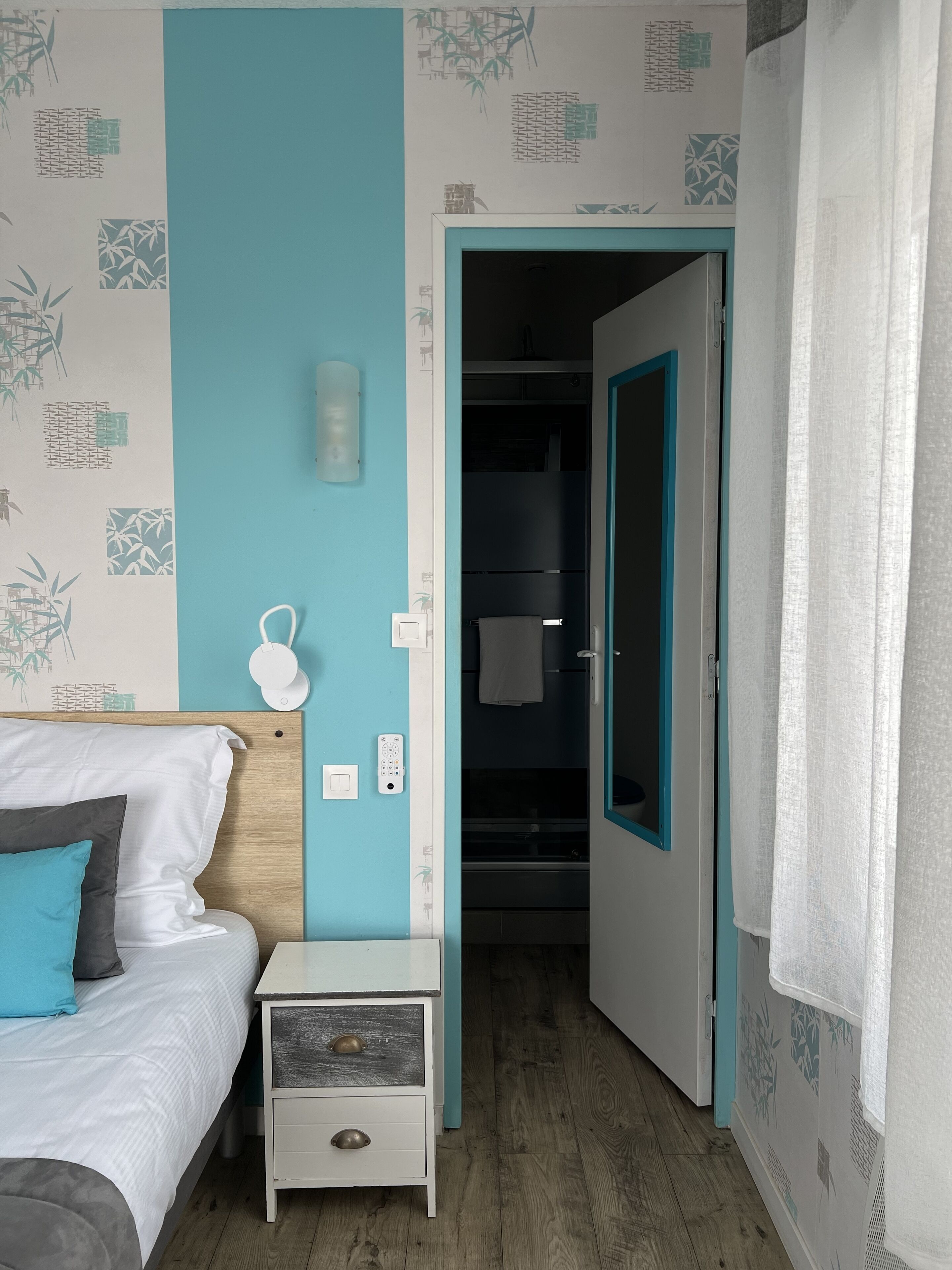 Une chambre à coucher avec un lit, une table de chevet et une armoire.