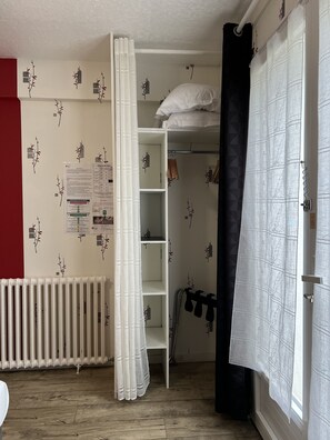 Coffres-forts dans les chambres, bureau, chambres insonorisées