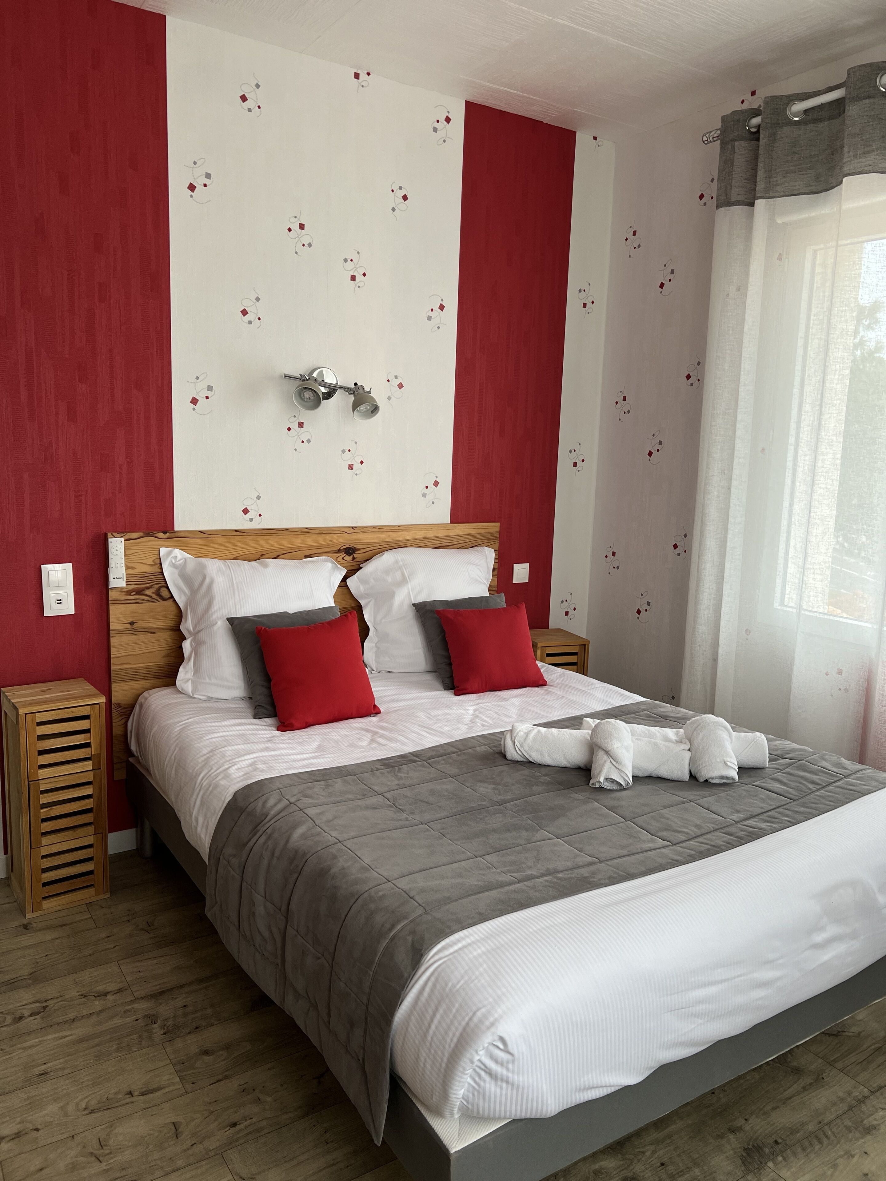 Familiekamer | Een kluis op de kamer, een bureau, geluiddichte muren, gratis wifi