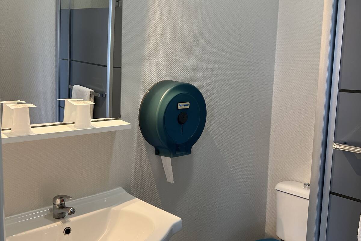 classic double room | bathroom | shower, free toiletries, hair dryer, towels