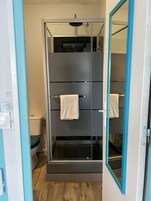经典双人房 | 浴室 | 淋浴设施、免费洗浴用品、吹风机、毛巾