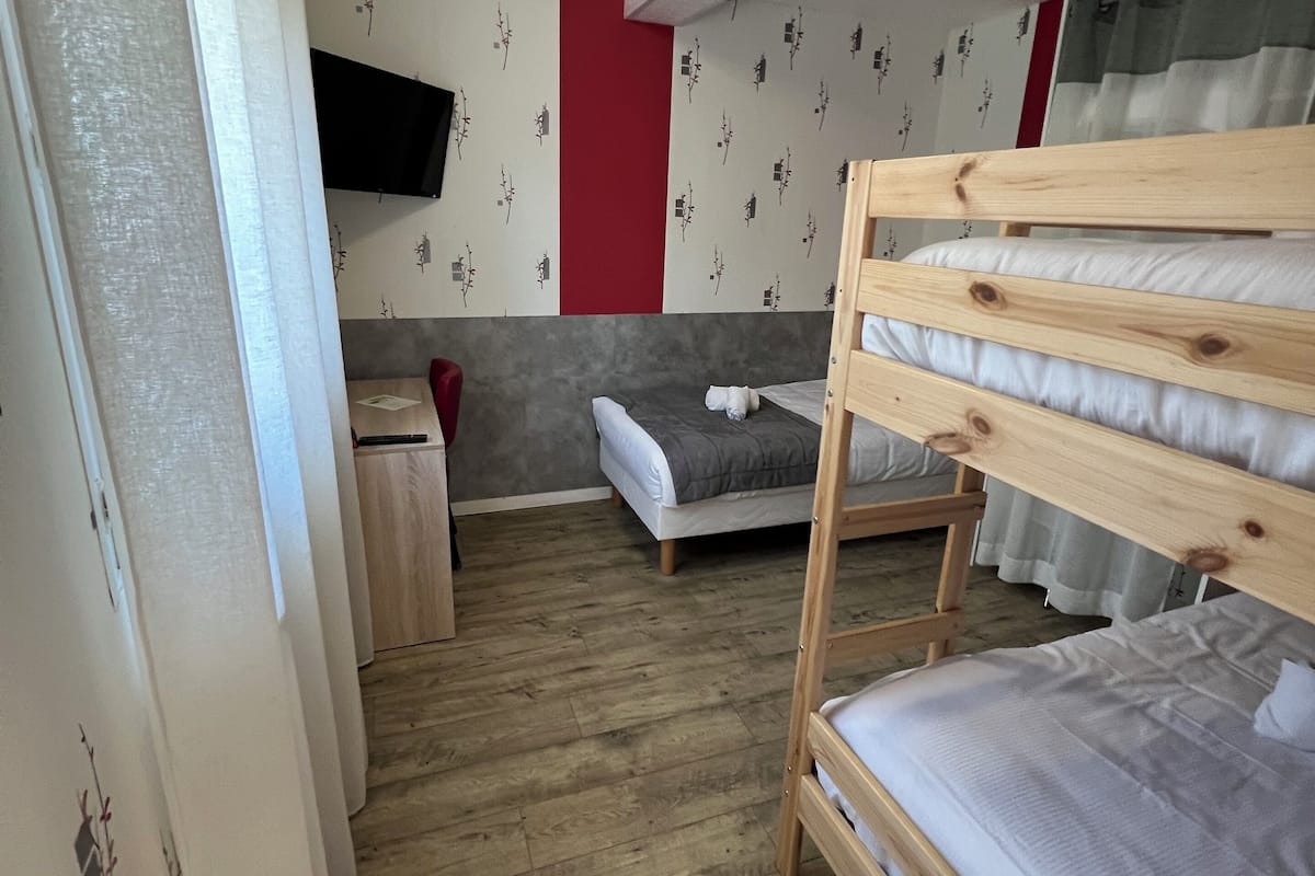 Classic Triple Room | In-room safe, desk, soundproofing, free WiFi