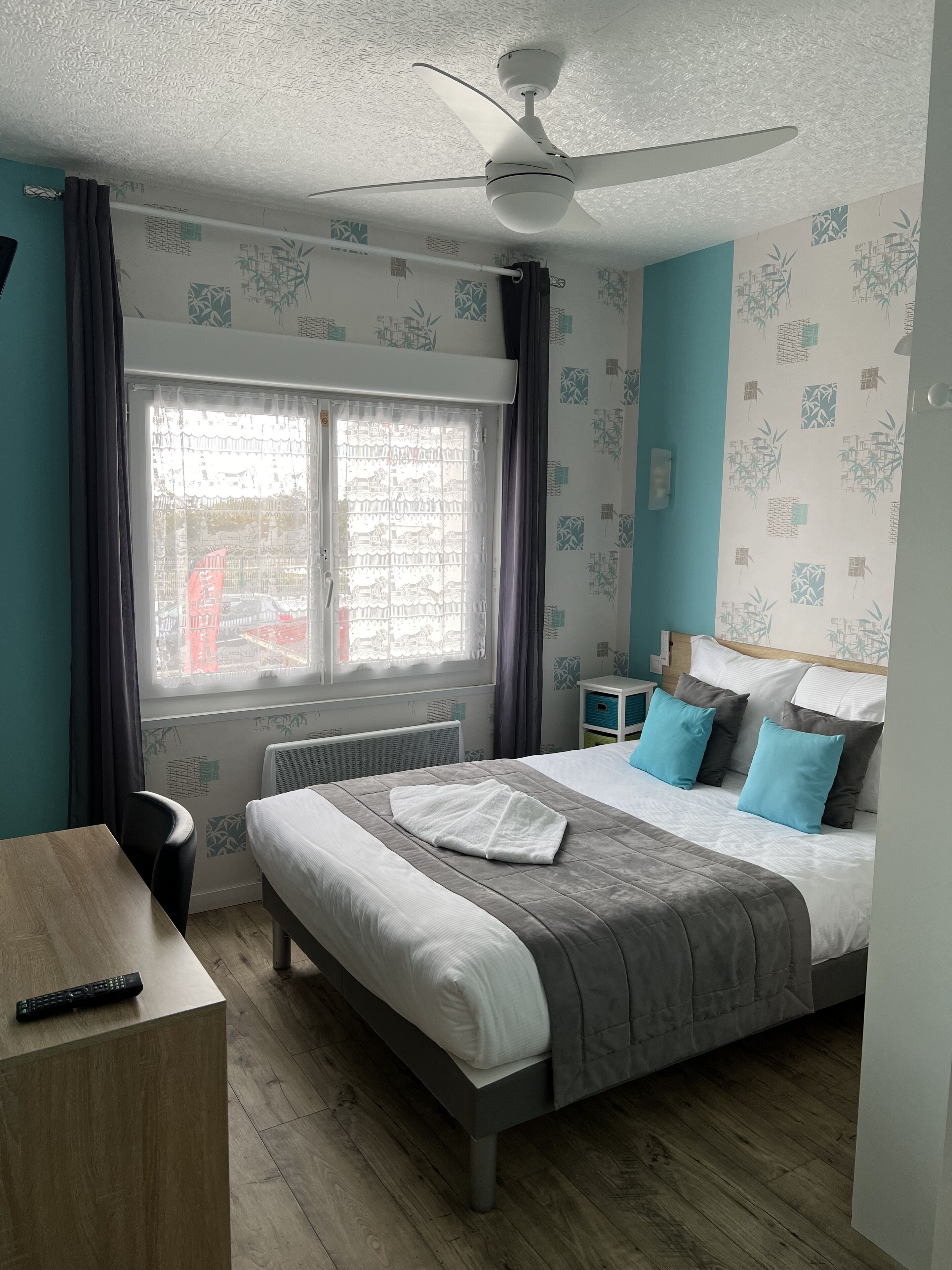 classic double room | in-room safe, desk, soundproofing, free wifi