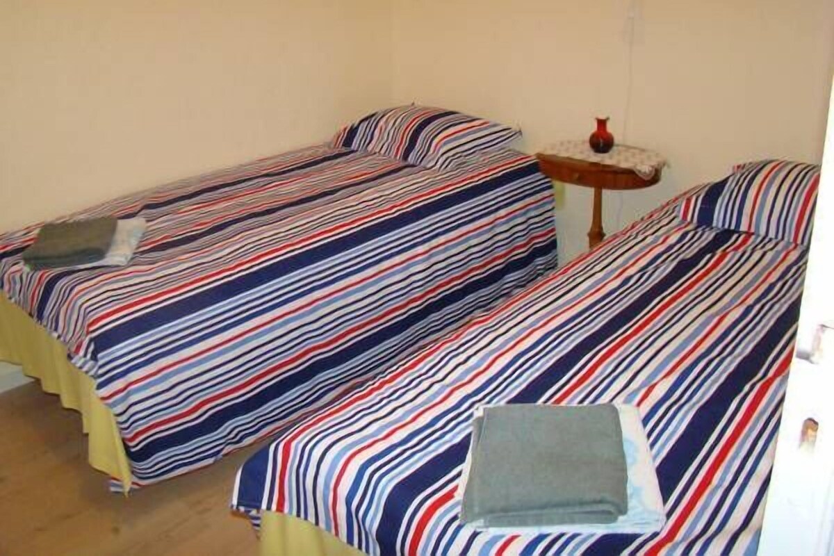 Twin Room, 2 Twin Beds, Shared Bathroom | Individually decorated, individually furnished, iron/ironing board