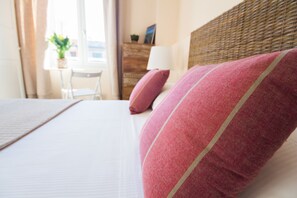 ダブルルーム | 高級寝具、デスク、WiFi (無料)、ベッドシーツ
