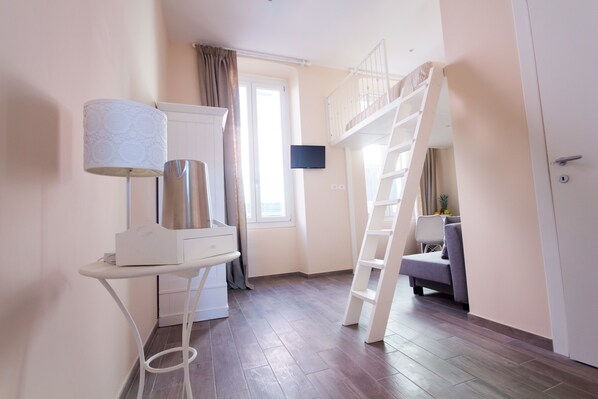 Family Double Room | Premium bedding, desk, free WiFi, bed sheets - Emily Rooms (Sanremo)
