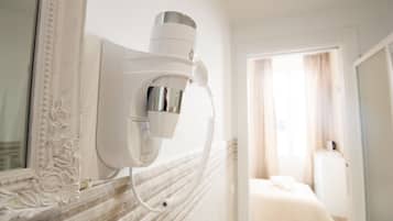 Einzelzimmer | Badezimmerausstattung | Dusche, kostenlose Toilettenartikel, Haartrockner, Bidet