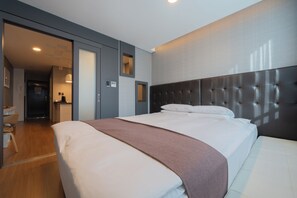 Kahden hengen superior-huone | Ylelliset vuodevaatteet, untuvapeitot, memory foam -patjalliset sängyt